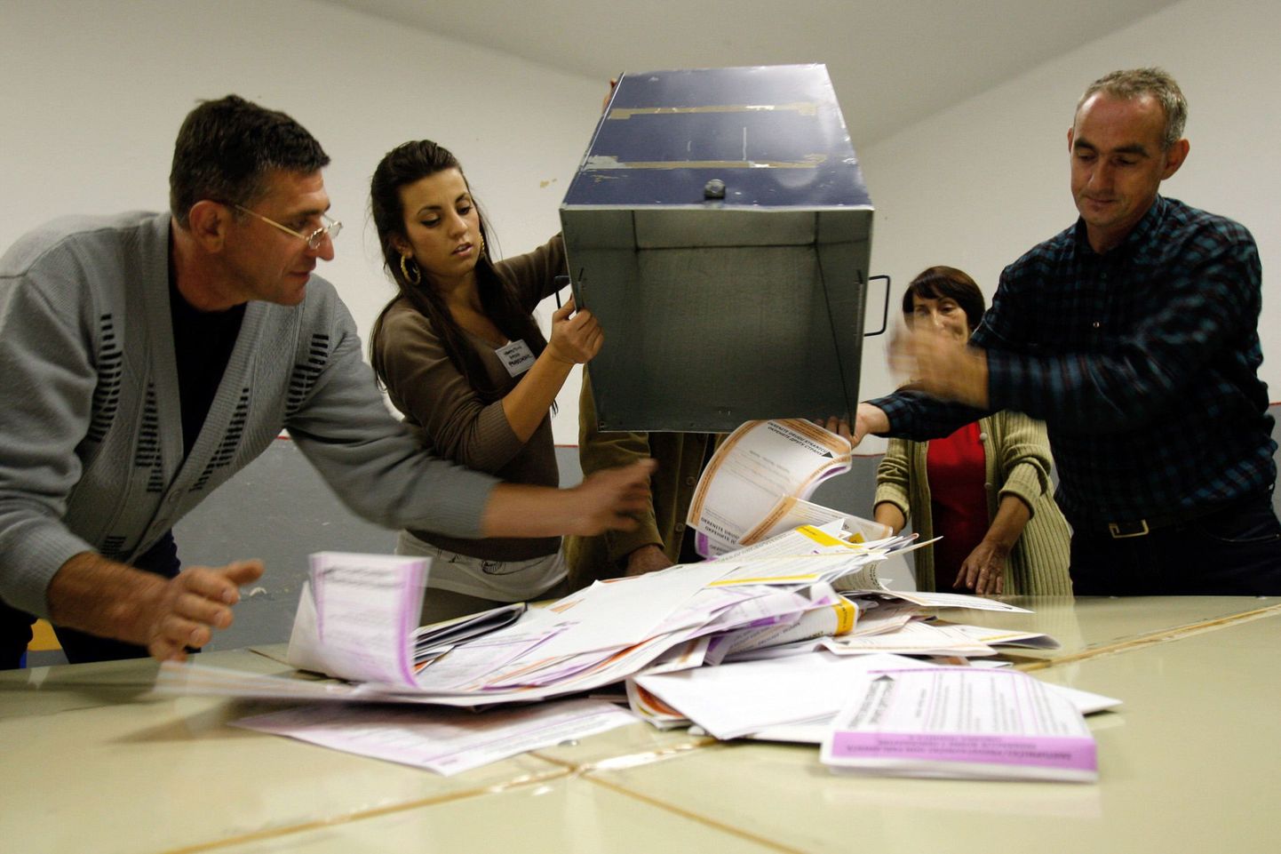Bosnia keskvalimiskomisjoni töötajad Sarajevos valimiskasti tühjendamas.