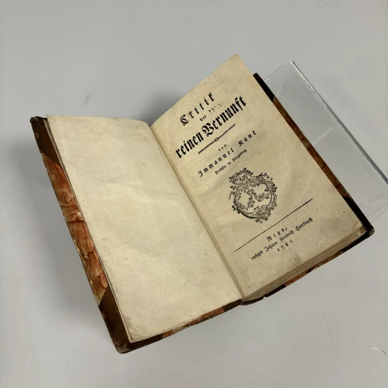 Pirmizdevums Imanuela Kanta pazīstamākajam darbam “Tīrā prāta kritiki” (Critik der reinen Vernunft). Rīga, Johana Frīdriha Hartknoha apgāds. 1781. LNB, RGRK.