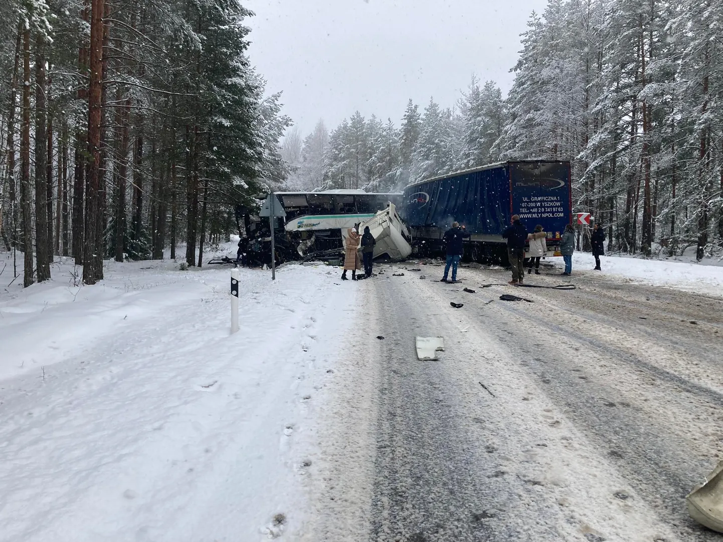 В результате столкновения автобуса и грузовика в Раннапунгерья водители обоих транспортных средств получили тяжелые травмы.