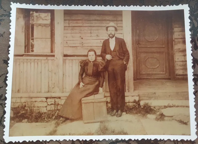 Яан Поска с женой, 1895 или 1896 год. Еще до переезда в дом.