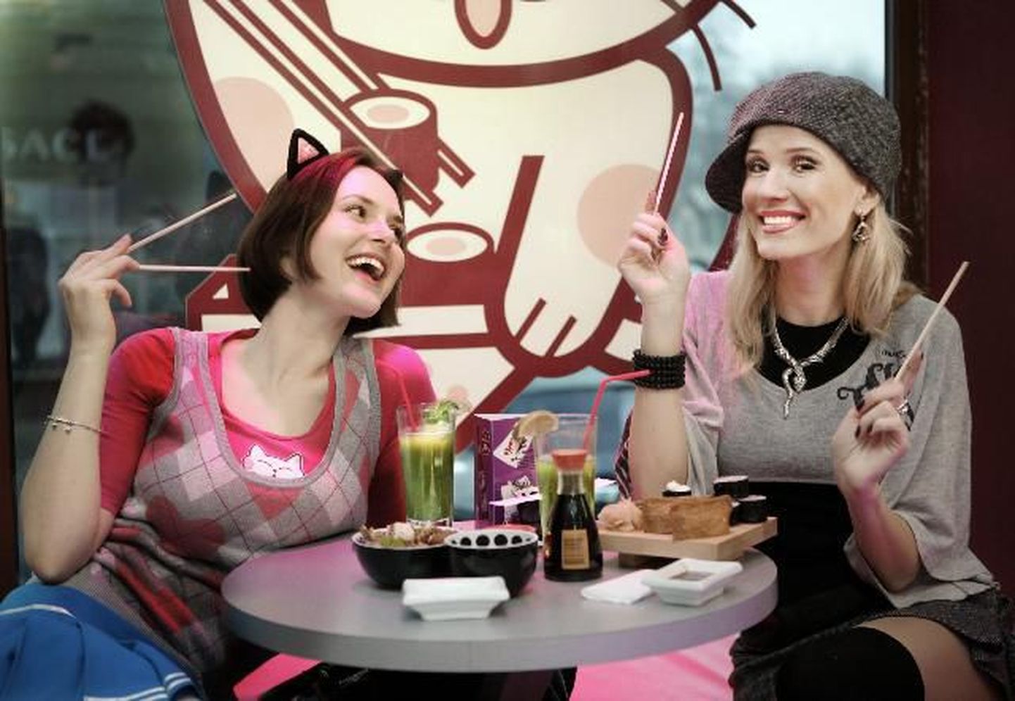 Sushi Cat on meelispaigaks ka lauljatar Ithakale (paremal)