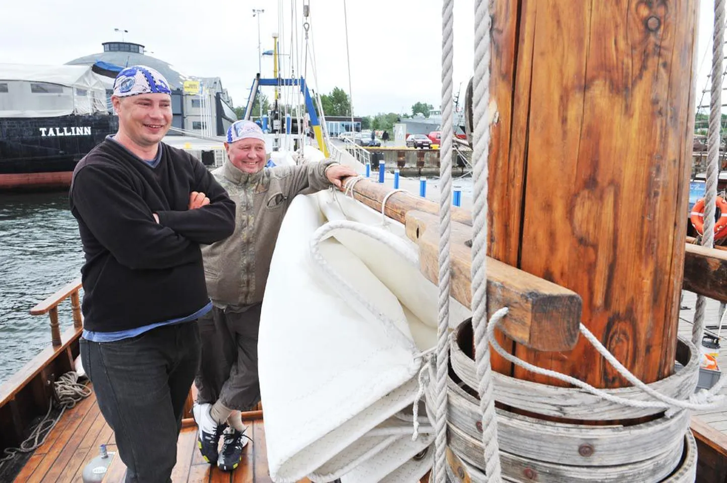 Laeva kapten Veljo Heinmets (fotol tagaplaanil) on üks kahest-kolmest, kes teeb kaasa terve sõidu.