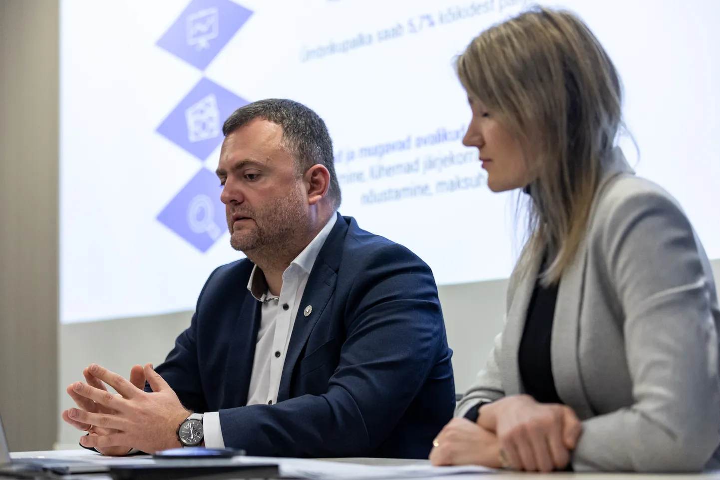 MTA peadirektori asetäitja Rivo Reitmann ja Kantar Emori uuringuekspert Anu Varblane maksuuuringut tutvustamas.