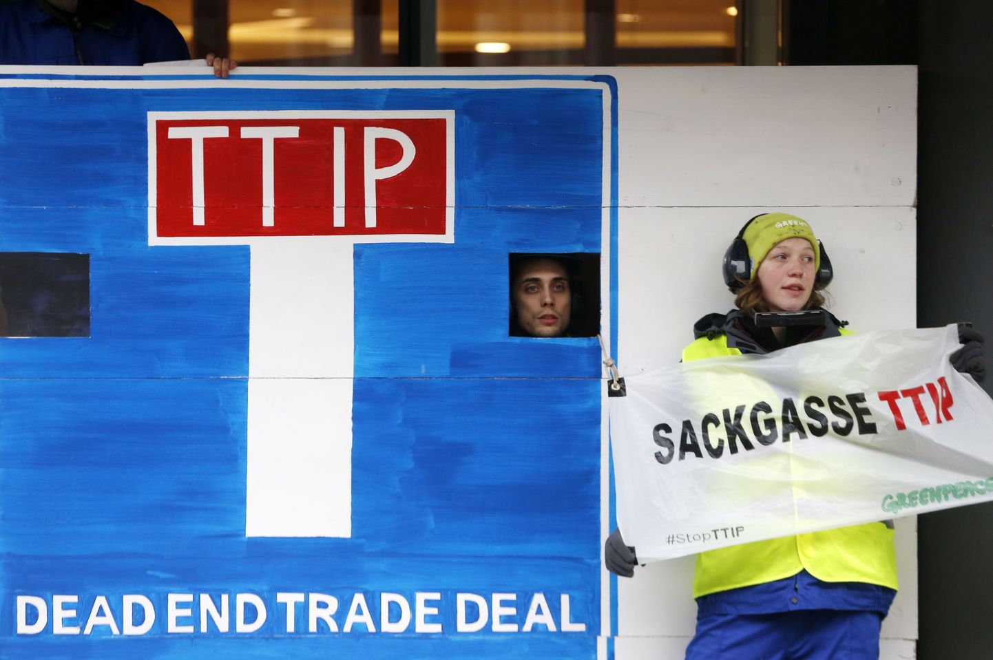 Активисты Greenpeace протестуют в Брюсселе против нового торгового соглашения, 22 февраля 2016 года.