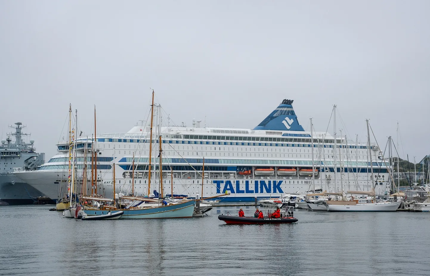 Silja Europa Cornwallis G7 tippkohtumisel, kus laev majutas üritust turvama saabunud politseinikke ja turvatöötajaid