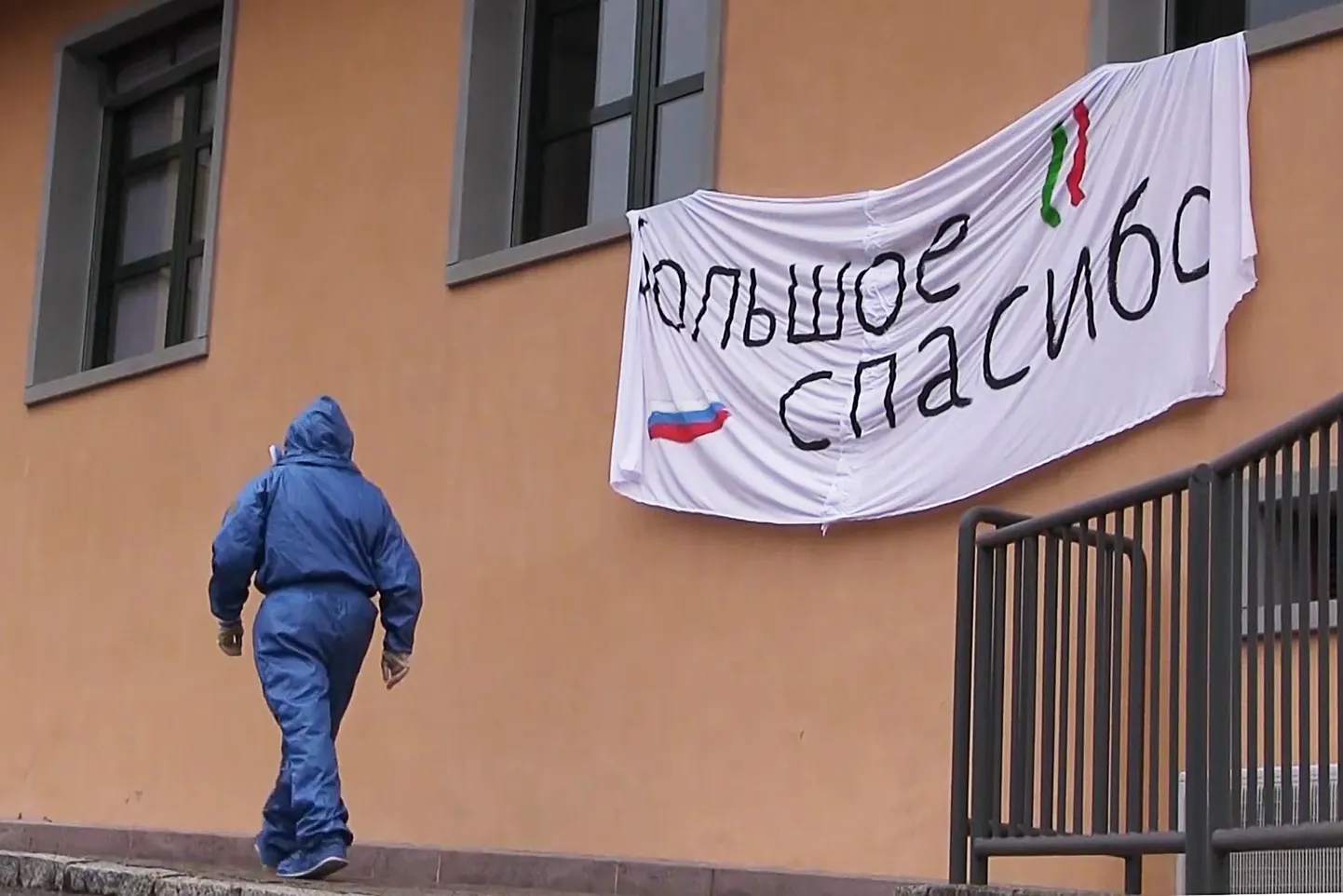 Ломбардия, Италия, 31 марта. Российские эпидемиологи проводят дезинфекцию