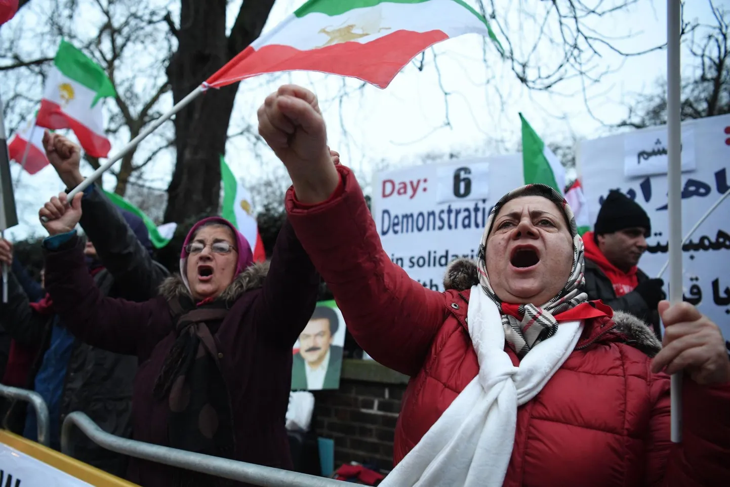 Opositsioonirühmituse Iraani Rahvamudžahiidid toetajad mullu aasta alguses Londonis Iraanis võimul oleva režiimi vastu protestimas.