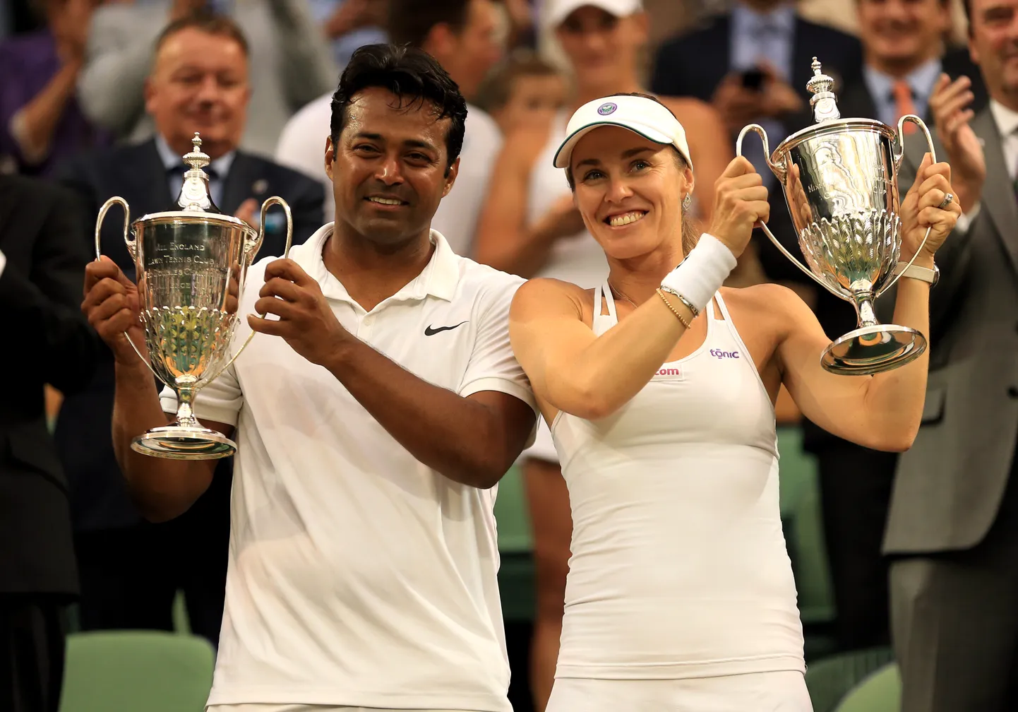 Šveitslanna Martina Hingis ja Leander Paes segapaarismängu Wimbledoni karikaga 2015.aastal.