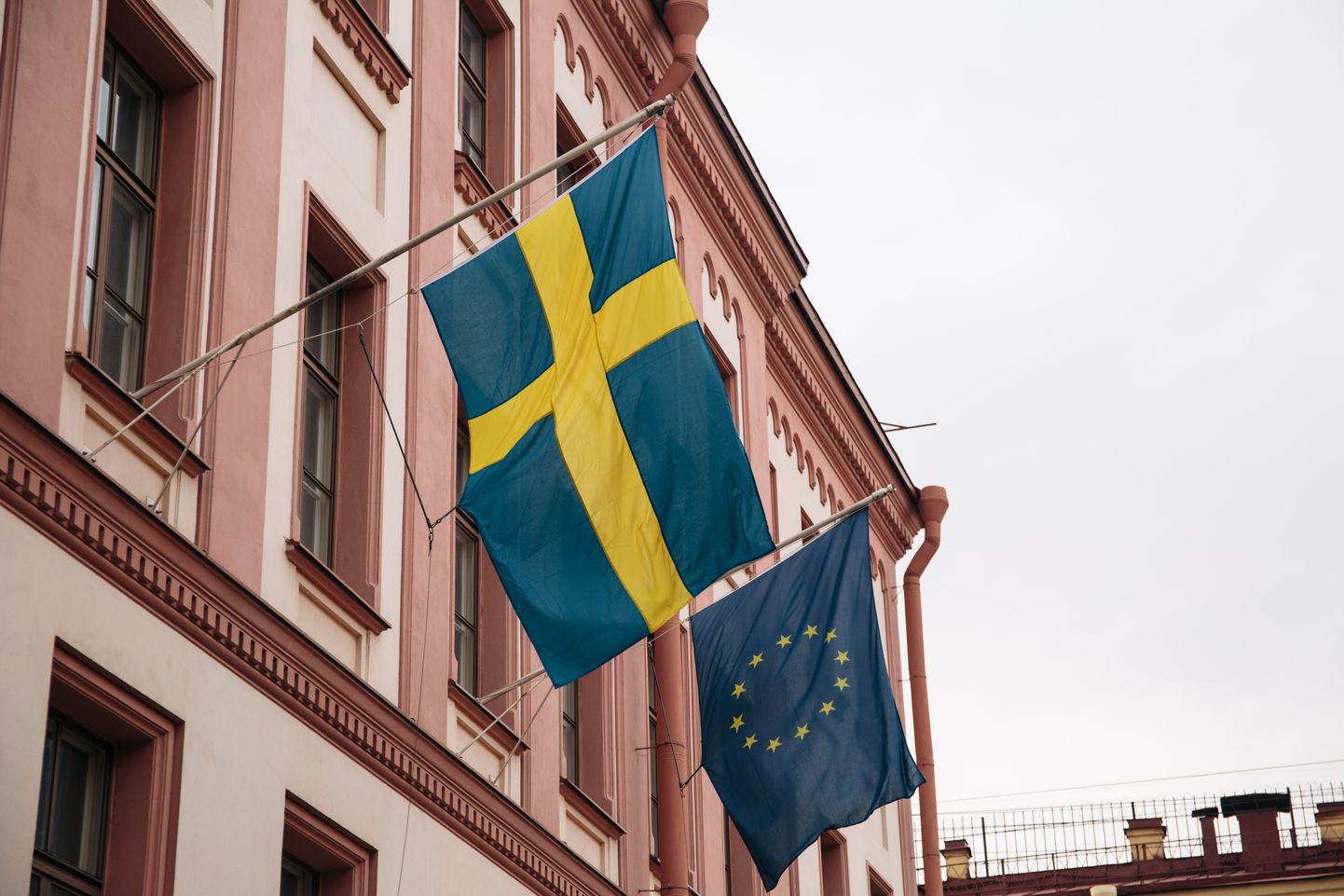 Zviedrijas un Eiropas Savienības karogi. Ilustratīvs attēls.