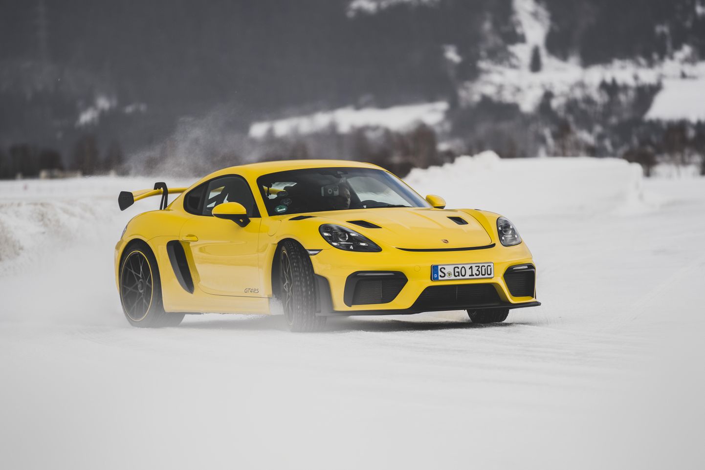 Tarkvaraprojekt «Virtual Roads»: 718 Cayman GT4 RS keerutab lund GP Ice Trackil Austrias Zell am See talverajal.