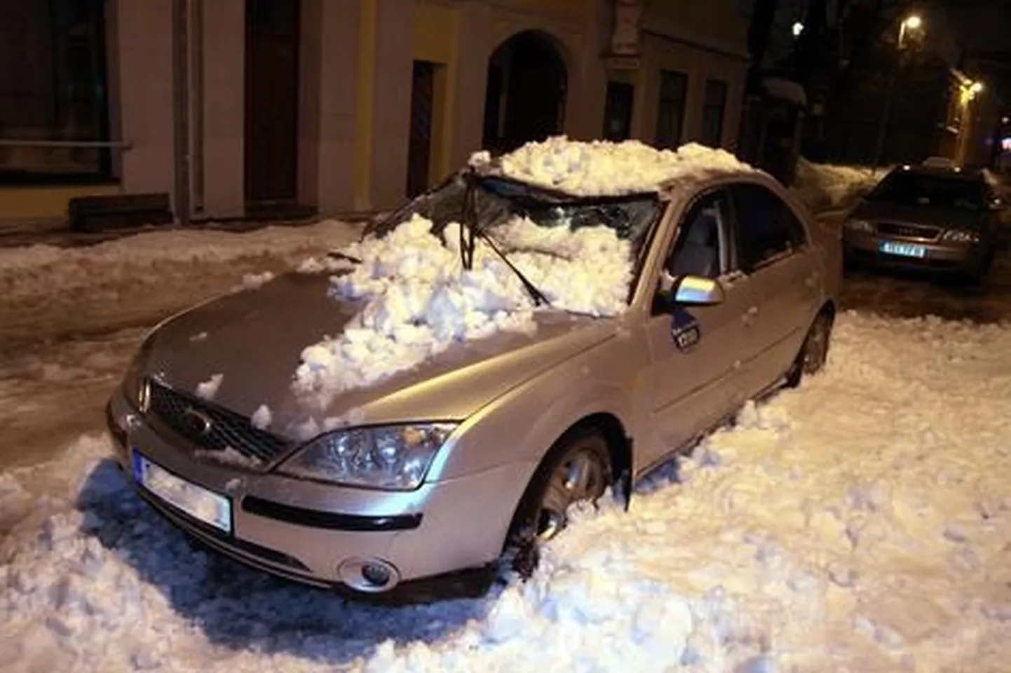 Пострадавшая от падения снега машина.