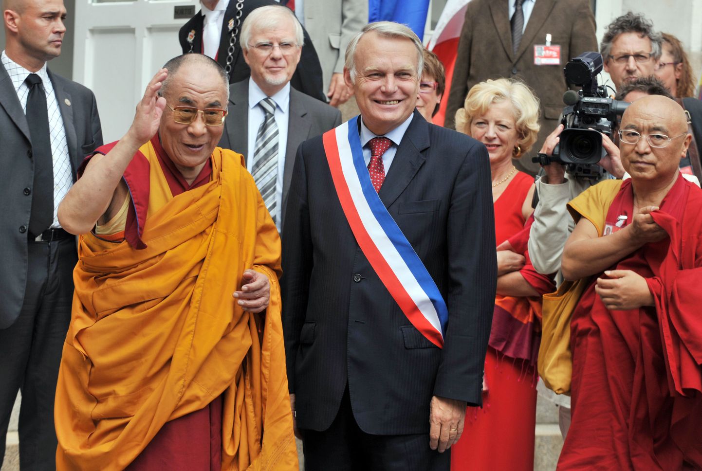 Tiibeti usuliider koos Nantesi linnapea Jean-Marc Ayraultiga.