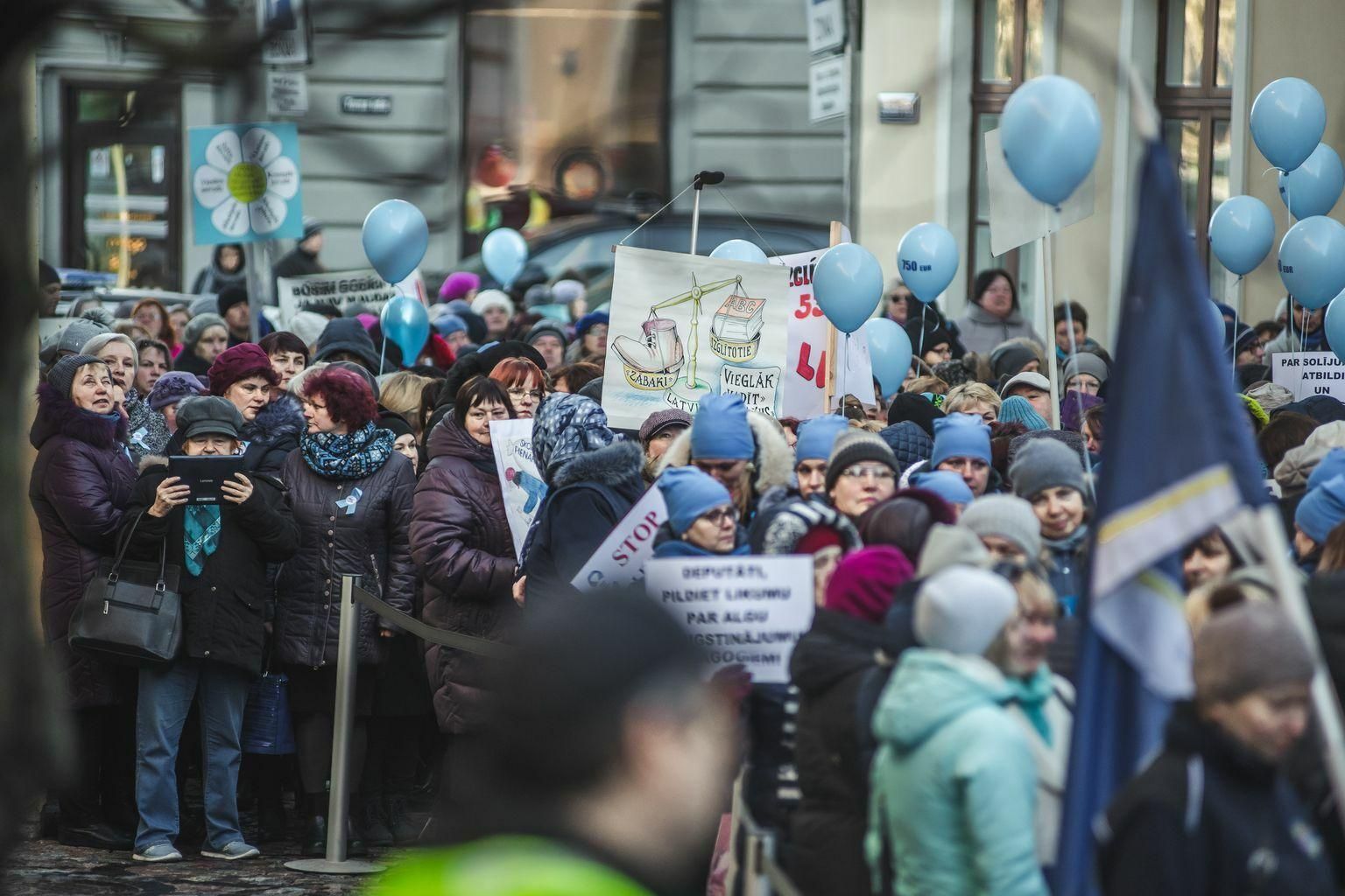 Läti Kooliõpetajate Liidu meeleavaldus õpetajate palkade tõstmiseks. 