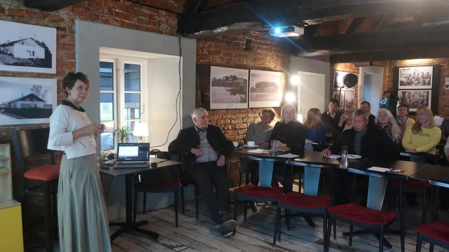 Vidrike külamaja perenaine Küllike Lilienberg (vasakul) on koos abikaasaga ettevõtlusega tegelenud 28 aastat. Äsja jagas ta oma kogemusi Kagu-Eesti ettevõtluspäeval.