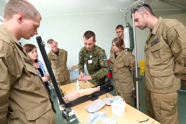 MTÜ Vaba Ukraina eestvedamisel Tartusse õppima tulnud Ukraina sõjaväemeedikud. Fotol näitab KVÜÕA sõja- ja katastroofimeditsiinikeskuse instruktor nooremveebel Riho Runnel, kuidas käib luunõela paigaldamine. Foto: Margus Ansu/PM/Scanpix