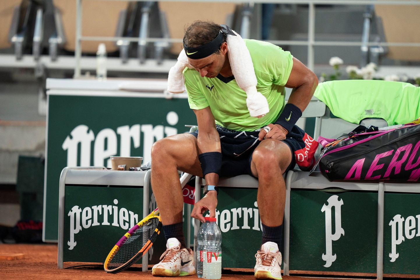 Hispaania tennisetäht Rafael Nadal Roland Garrosil joogipudeleid õigesse kohta sättimas.