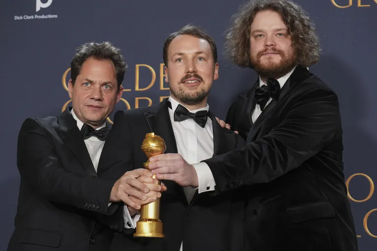 Animācijas filmas "Straume" (Flow) producents Rons Diānss, režisors un mākslinieks Gints Zilbalodis un scenārija līdzautors, producents Matīss Kaža ar iegūto "Zelta globusa" balvu kategorijā Labākā animācijas filma.