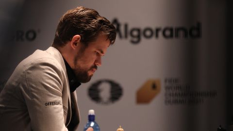 Hirmpika viigijada selja taha jätnud Carlsen astus suure sammu viienda MM-tiitli suunas