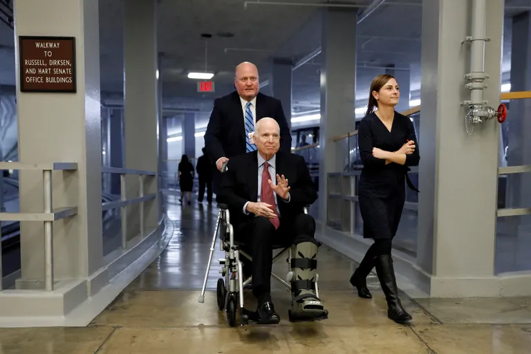 John McCain suundub senatisse hääletusele 2017. aasta detsembris.