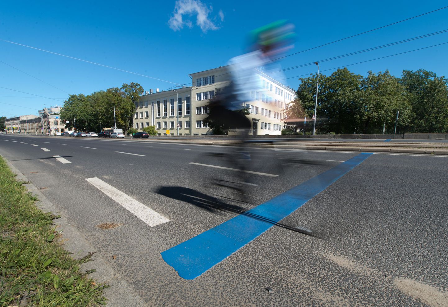 Sinine joon Pärnu maanteel märgib tasulise parkimisala piiri.