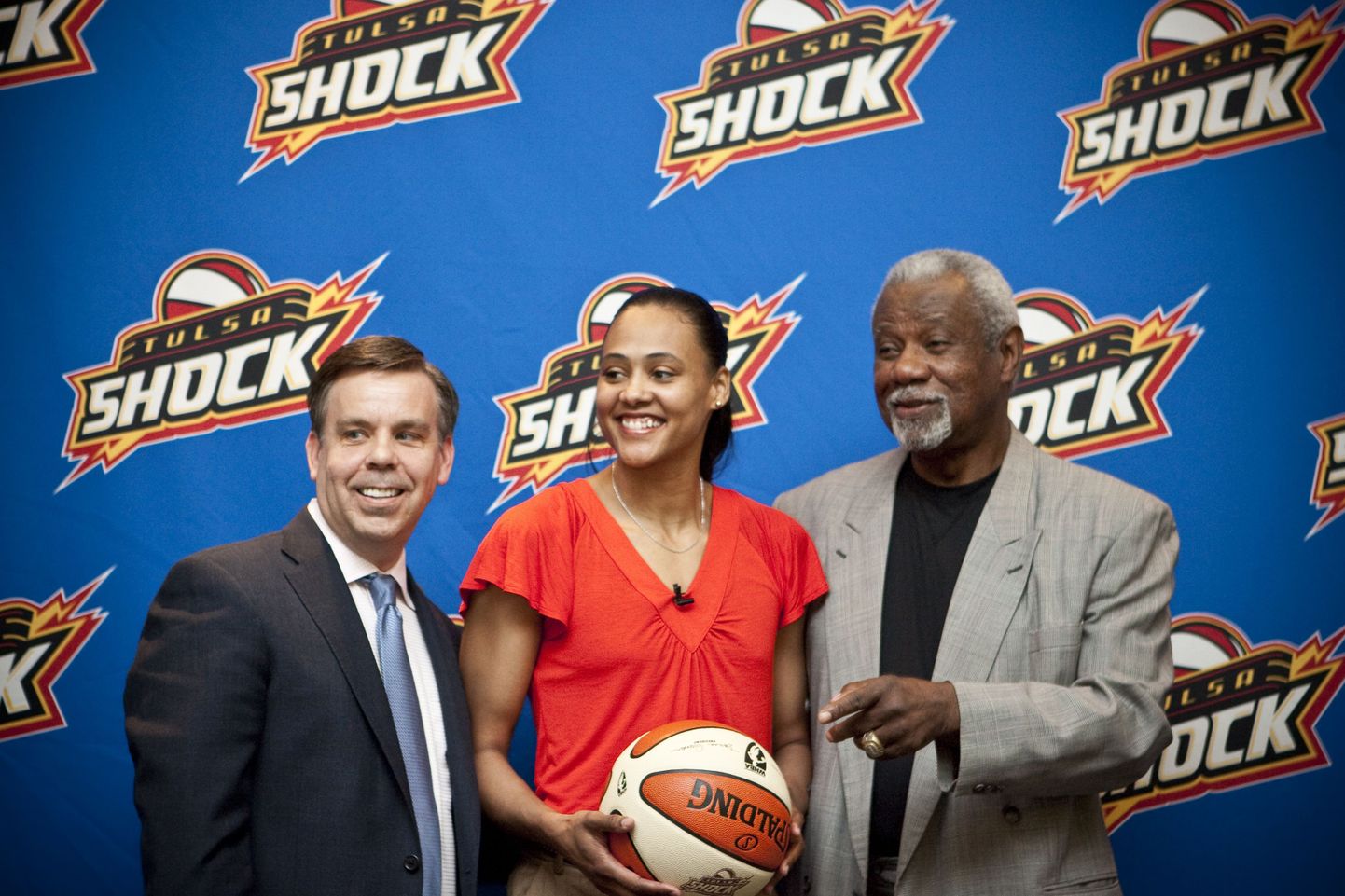 Marion Jones (keskel) hakkab mängima naiste NBAs.