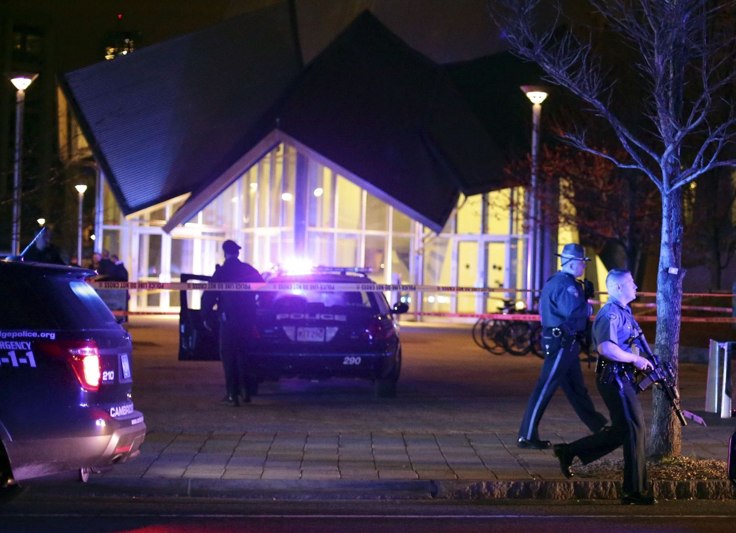 Politseile teatati MIT ülikoolilinnakus liikunud kahtlust äratanud isikust, kes kandis kuulivesti ning kellel oli relv
