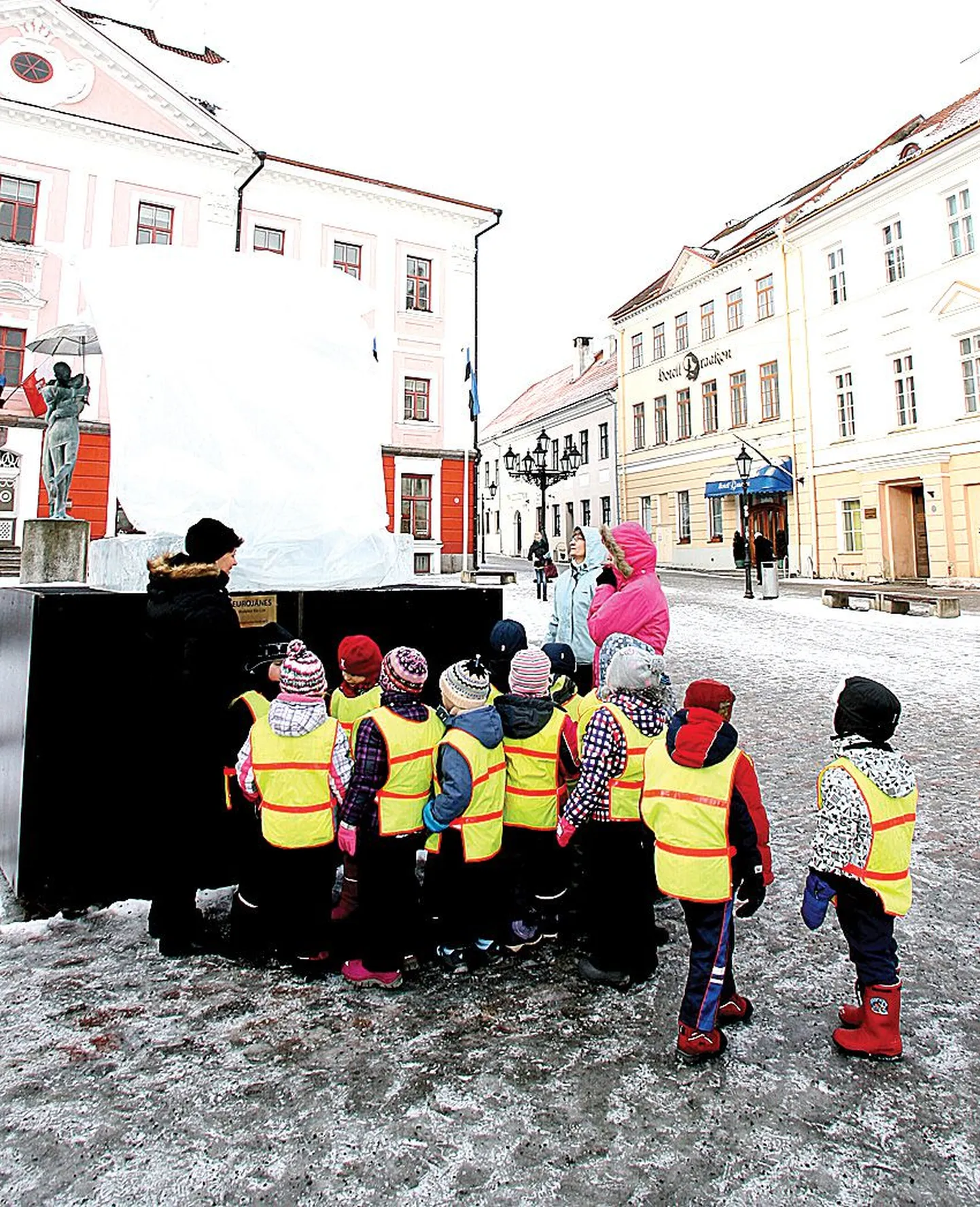 Eile uudistasid kilesse mähitud jänest Pääsupesa lasteaia lapsed.