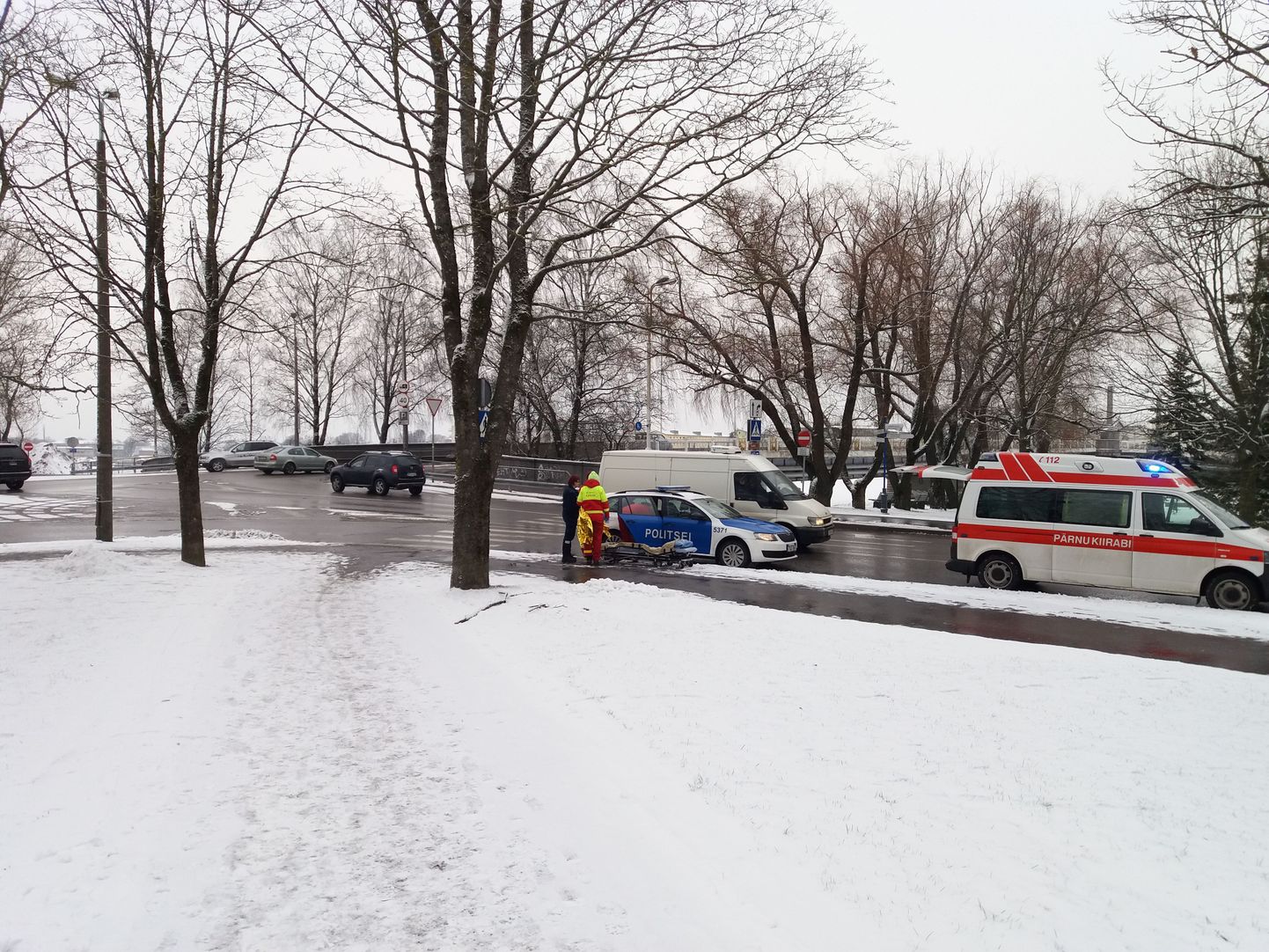 Politseinikud andsid Pärnu kesklinnas ihualasti ringi jooksnud naisele ümber termolina ja aitasid ta haiglasse toimetada.