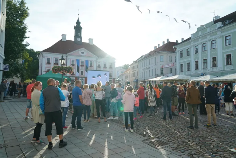 Kontserdi algul vedas Tartu raeplatsile üles seatud tehnika natuke alt, aga rahvas laulis edasi ka siis, kui heli kõlaritest korraks kadus.
