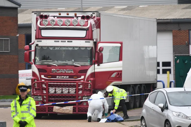 Maurice Robinson parkis oma Scania veoauto koos haagisega Essexis Grays asuva Waterglade tööstuspargi parklasse ning teatas seejärel politseile, et avastas haagisest 39 inimese surnukehad. Politsei asus sündmuskohal kuritegu uurima.