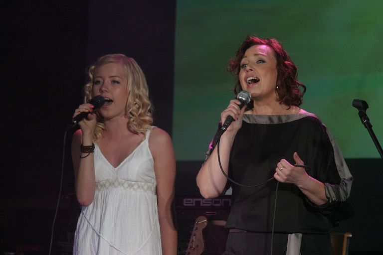 Anet Vaikmaa ja Kare Kauks laulavad duetti laulus «On läinud aastad». / Promo