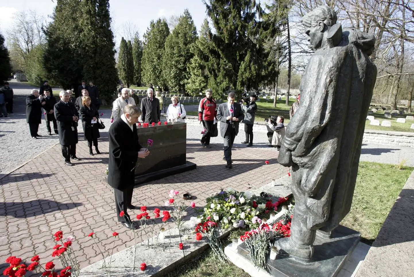 Vene riigiduuma delegatsioon pärast pronkssõduri teisaldamist kaitseväe kalmistul.