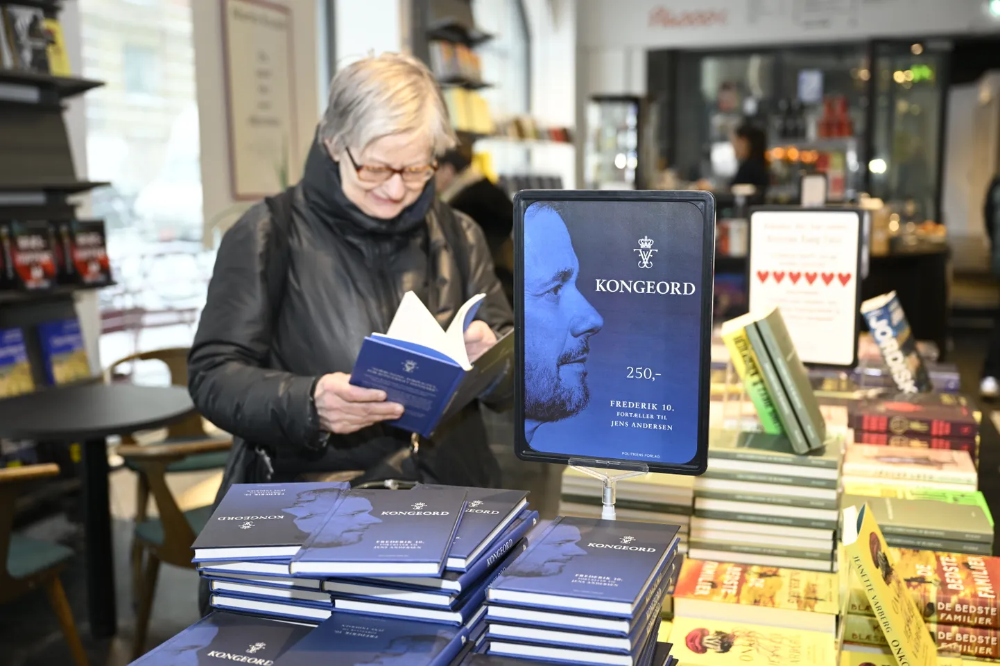 Taanlanna sirvimas raamatupoes kuningas Frederik X raamatut «Kongeord» («Kuninga sõna»). Foto on tehtud 17. jaanuaril 2024.