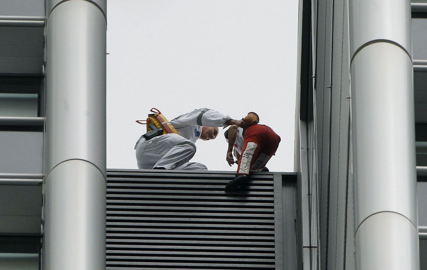 На крыше Алана Робера уже поджидали спасатели и полиция.