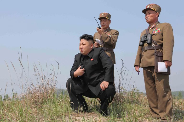 Kim Jong-un jälgimas raketikatsetust