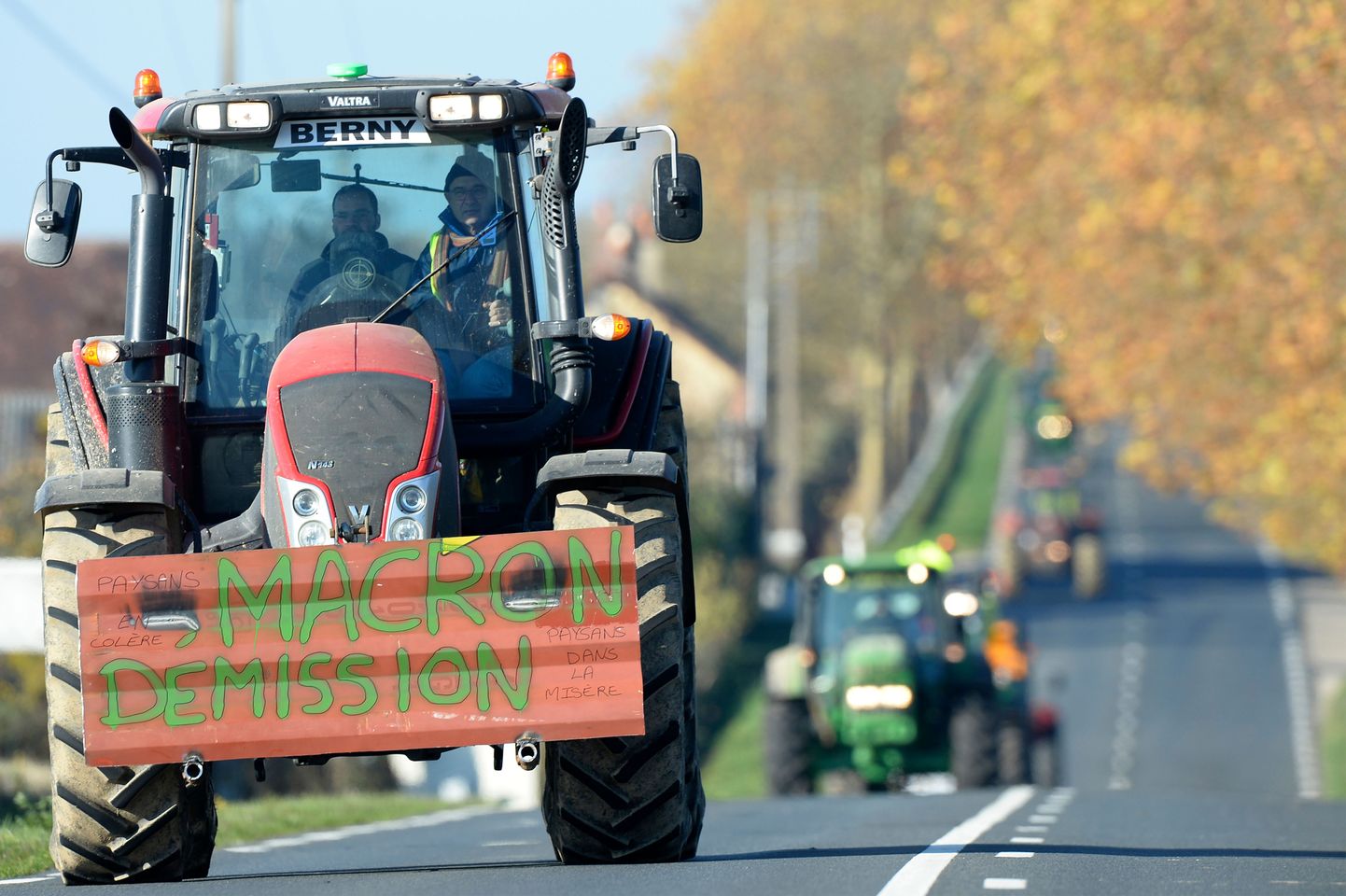 Traktor, millel olev kiri kutsub president Emmanuel Macroni tagasi astuma, kütuse hinnatõusu vastasel meeleavaldusel novembri keskel Saint Calais’ ja Epuisay’i vahelisel teel.