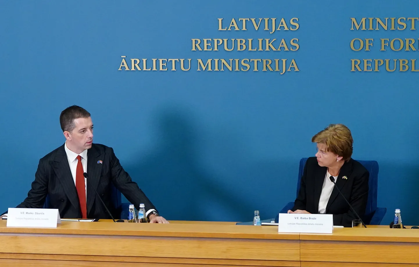 Latvijas ārlietu ministre Baiba Braže un Serbijas ārlietu ministrs Marko Džuričs piedalās preses koferencē pēc tikšanās Ārlietu ministrijā.