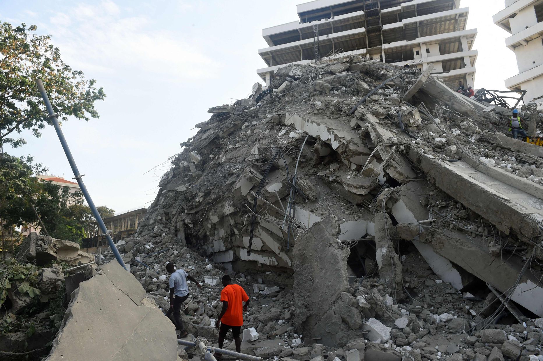 Nigeerias Lagoses kokku varisenud ehitusjärgus 21-korruseline hoone.