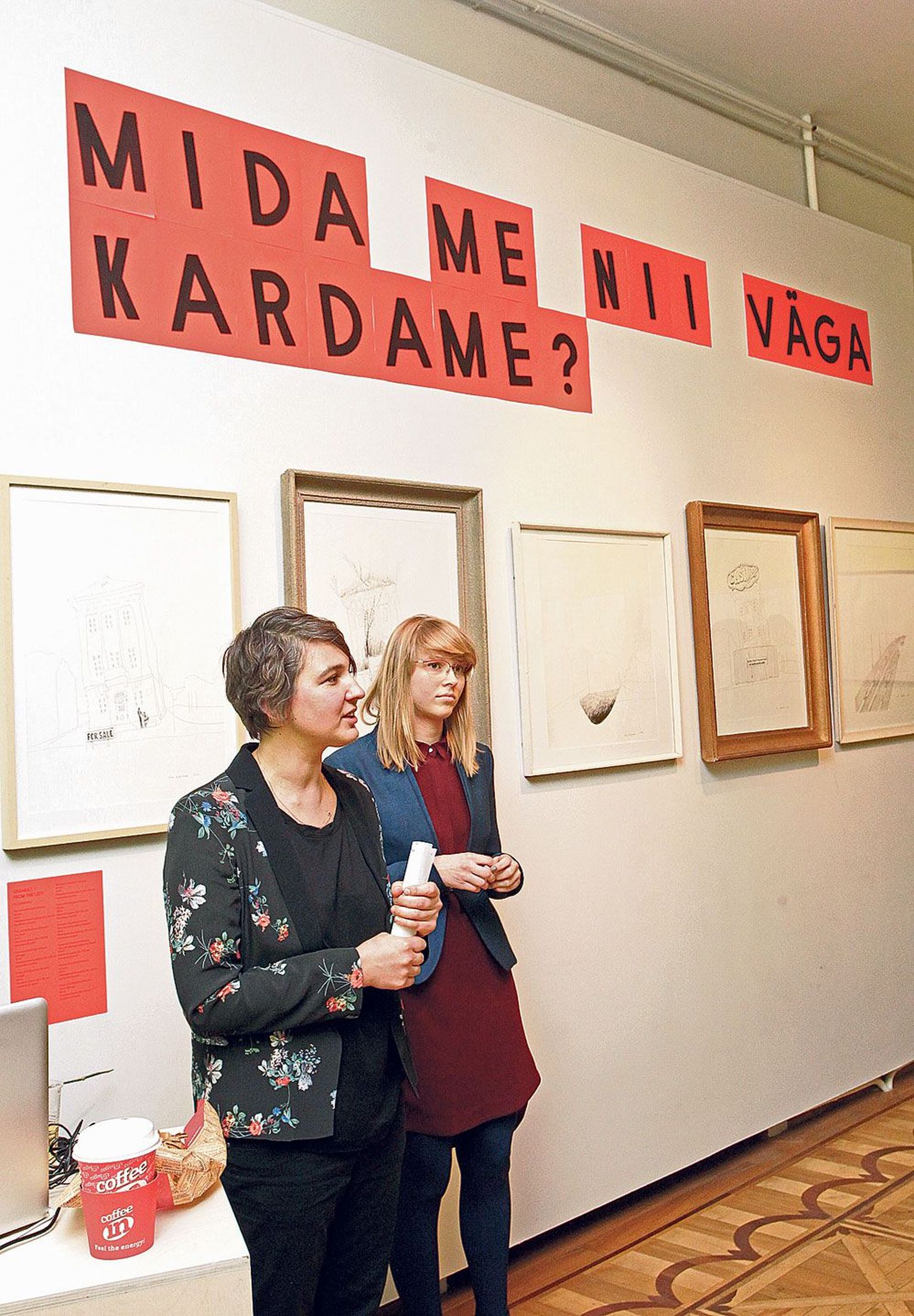 Näituse kuraator  Rael Artel koos kaaskuraatori Marika Aguga (pildil paremal).