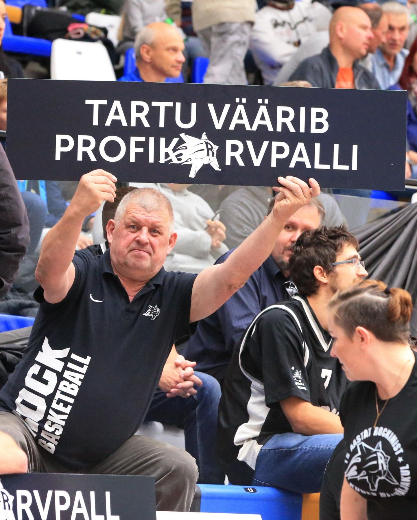 Tartu ülikooli korvpallimeeskonna fänni sõnum hooaja avamängus. Fännid pole noort meeskonda jätnud, kuid Tartu korvpalli tuleviku osas toetatakse pigem initsiatiivgrupi kui ülikooli nägemust.