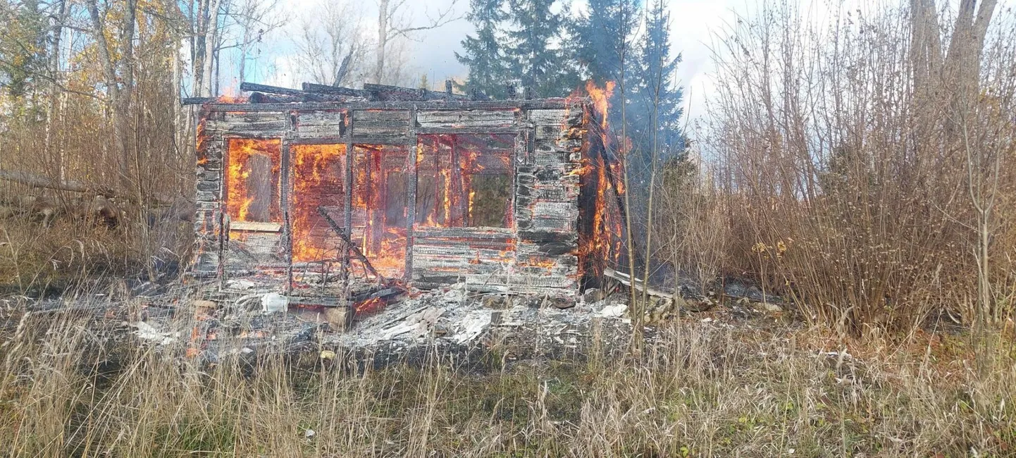 Päästjad ei pääsenud suvilale põhiautoga ligi ja pidid appi võtma erimasina.