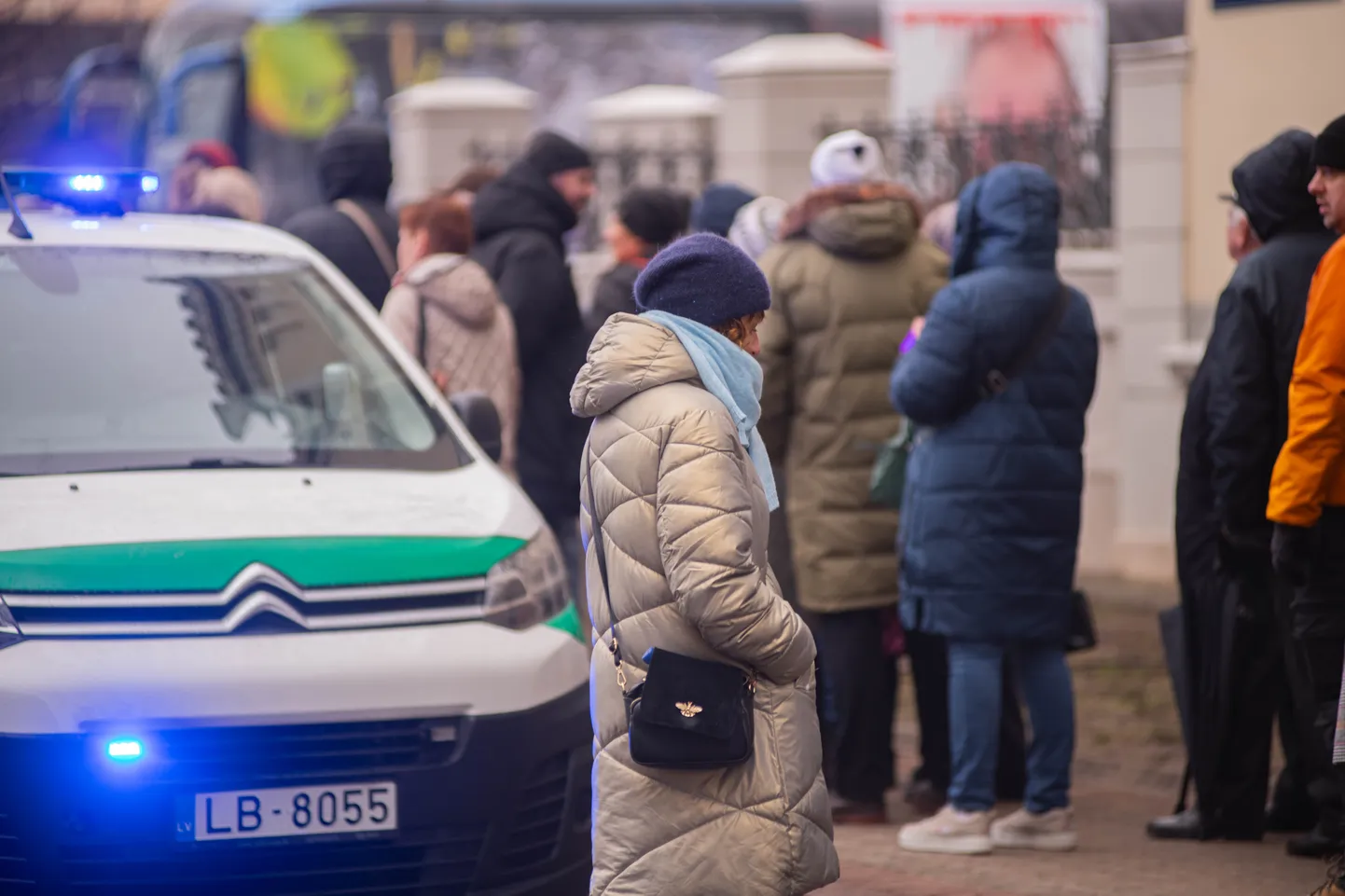 Krievijas vēstniecībā Rīgā aizvien turpinās "balsošana" par jauno Krievijas prezidentu