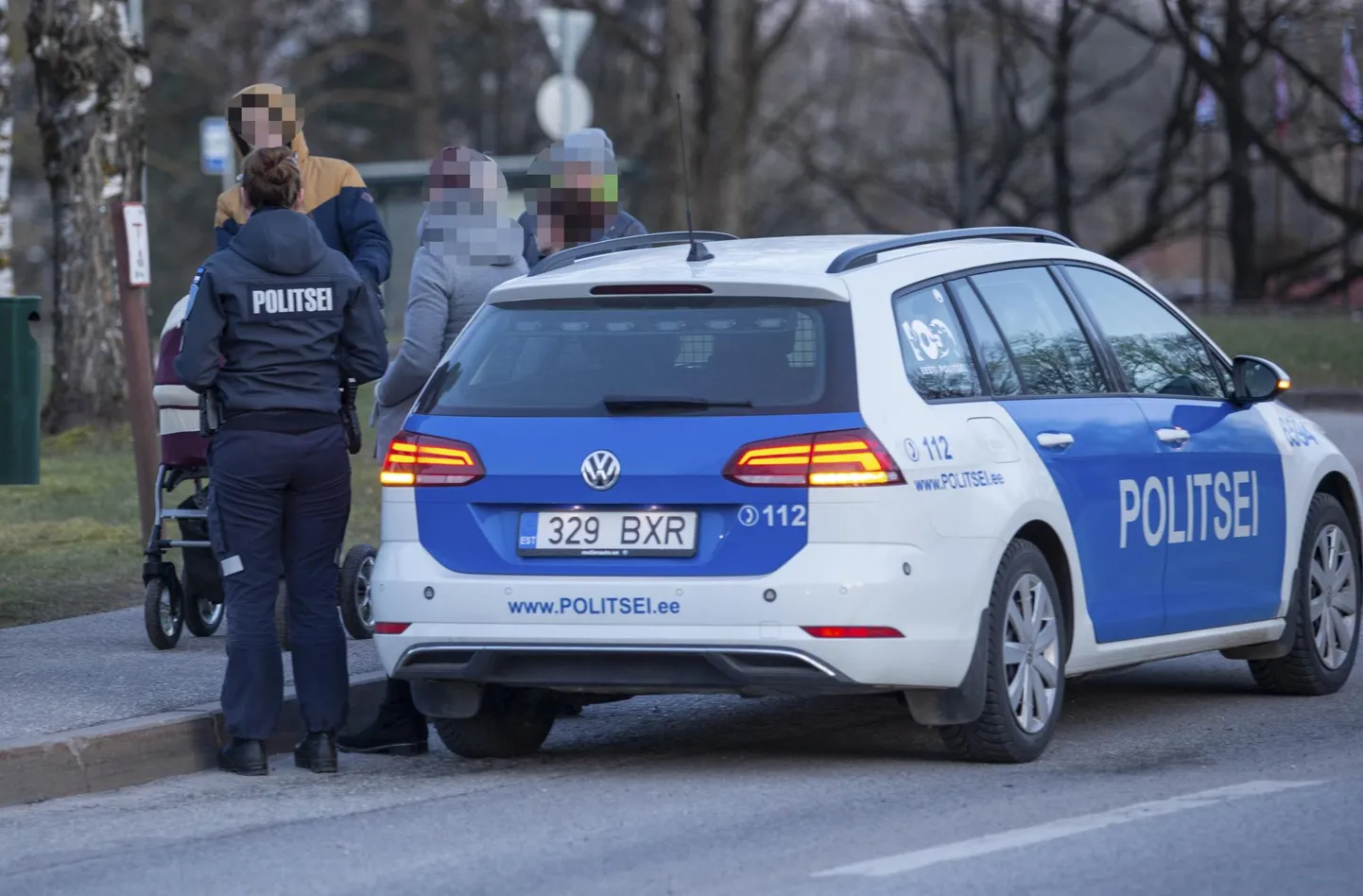 Politsei Viljandis noortekambaga. Pilt on illustreeriv.