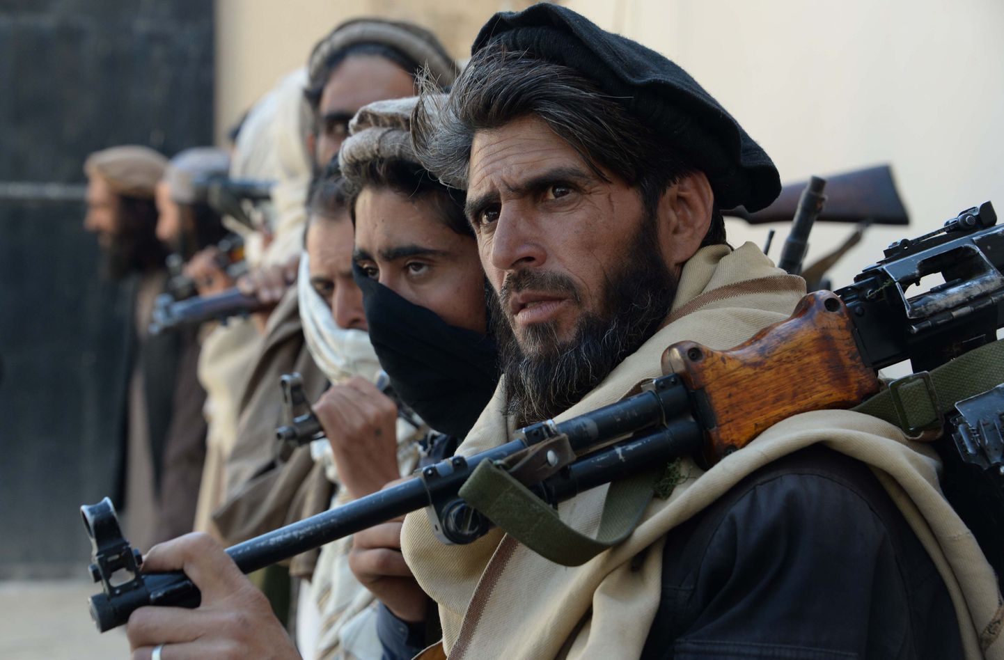 Talibani võitlejad, kes mullu kevadel otsustasid relvad maha panna.