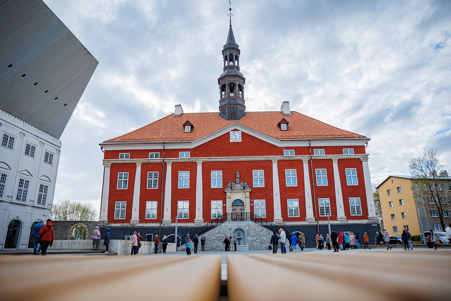 Обновленная ратуша стала популярным туристическим объектом, а Нарвский симфонический оркестр готов устраивать здесь концерты.