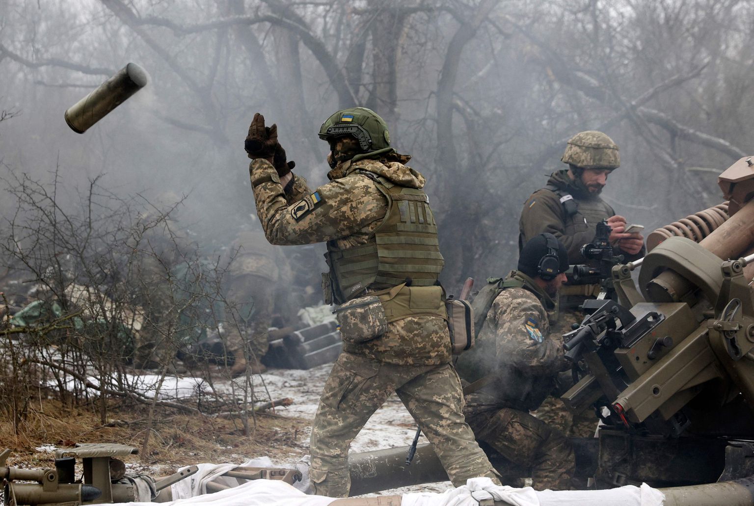 Ukraina suurtükiväelased andmas tuld Vene positsioonide pihta Luhanskis 16. jaanuaril.