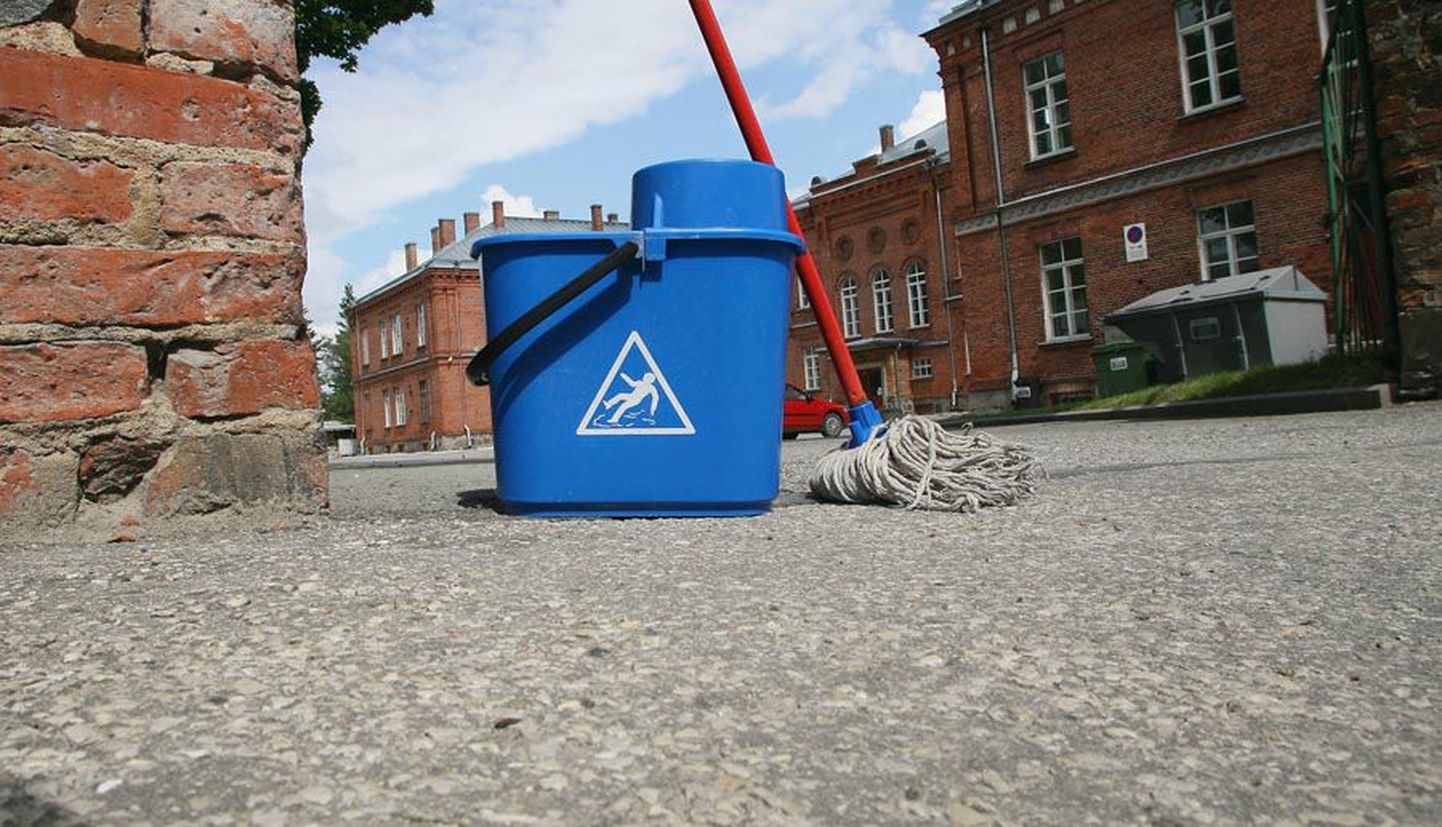 Sügisel hakkavad kesklinna kooli põrandaid pesema professionaalsed puhastusteenindajad firmast ISS Eesti. Koolivaheajal, kui õppehoonet pole vaja koristada, töötavad nad teistes kohtades.