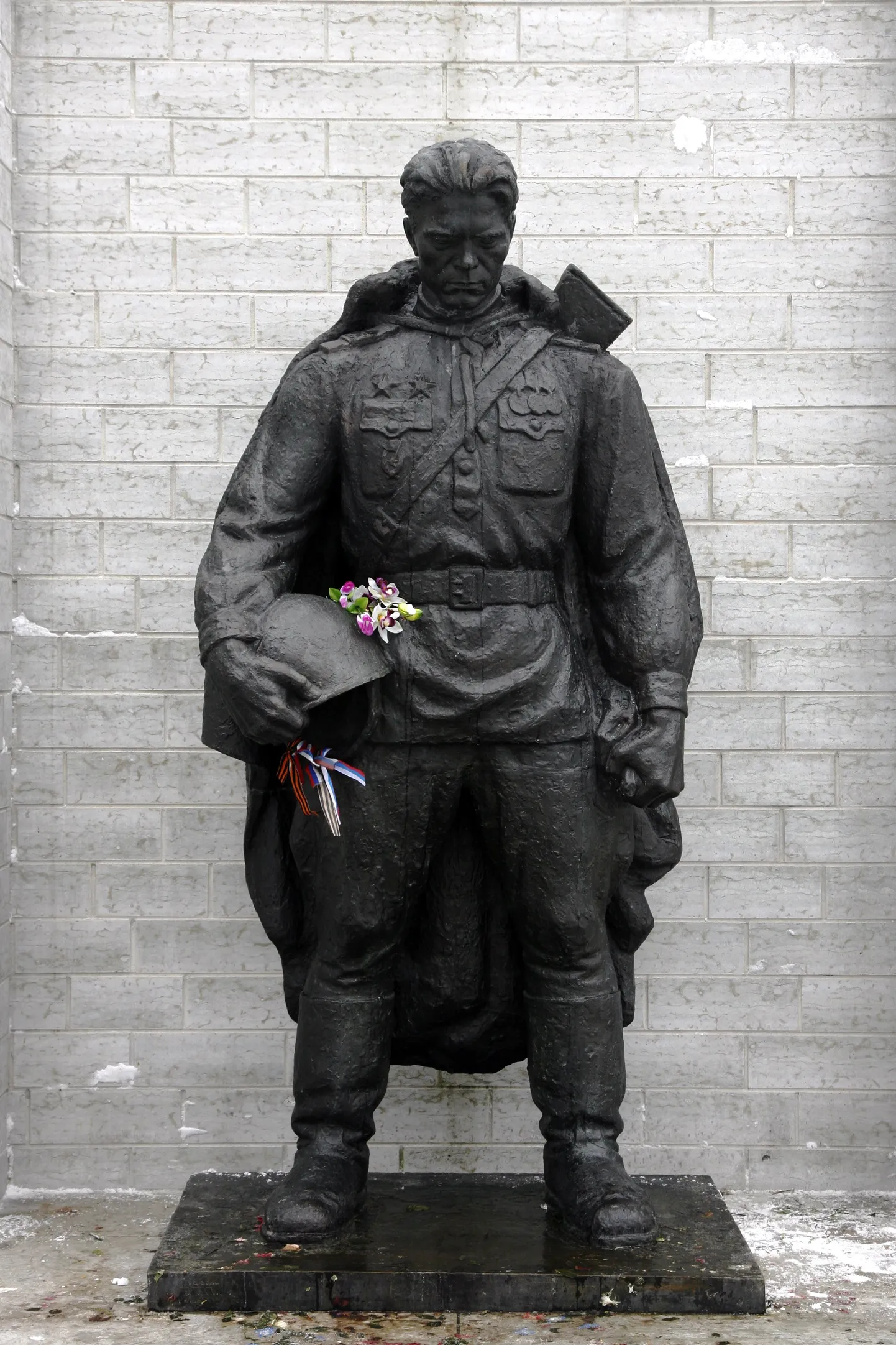 Pronkssõdur sõjaväekalmistul.