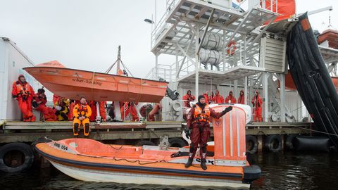 Vabatahtlikud merepäästjad sõidavad läbi saja sadama