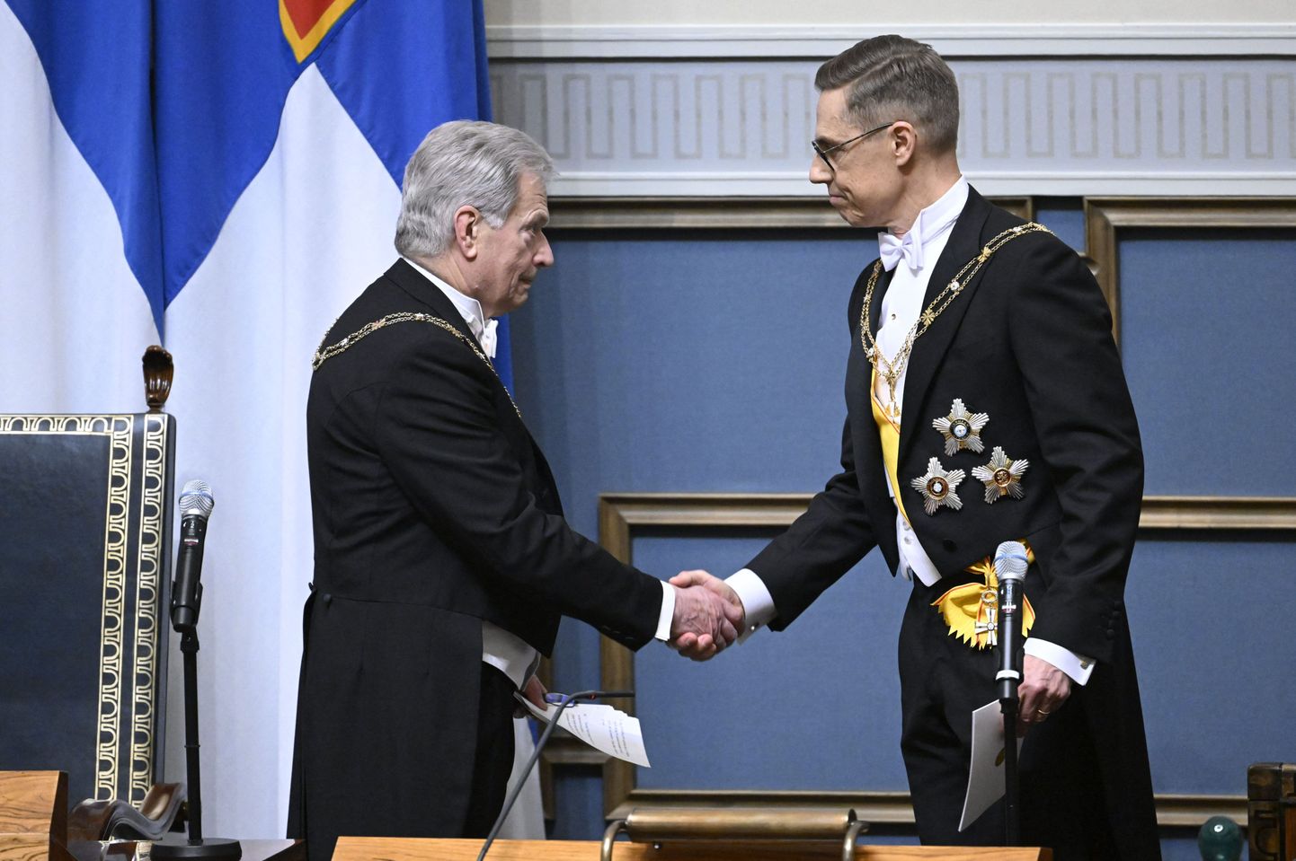 Ametist lahkuv Soome president Sauli Niinistö kätlemas uue presidendi Alexander Stubbiga.